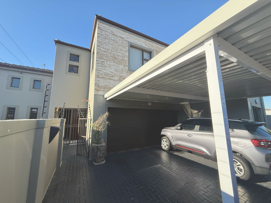 5 Bedroom Property for Sale in Parklands North Western Cape